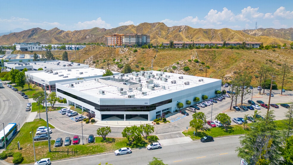 26081 Avenue Hall, Valencia, CA à vendre - Aérien - Image 2 de 15