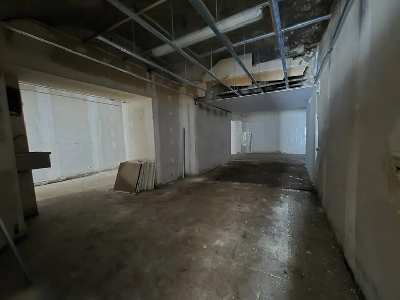 Retail in La Calmette for lease - Interior Photo - Image 2 of 5