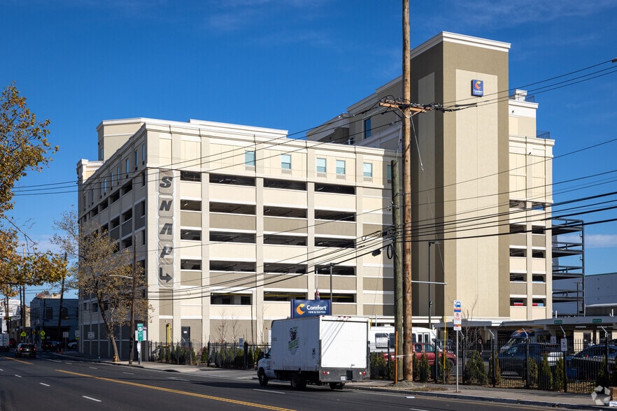 98 Frelinghuysen Ave, Newark, NJ for lease - Primary Photo - Image 1 of 4