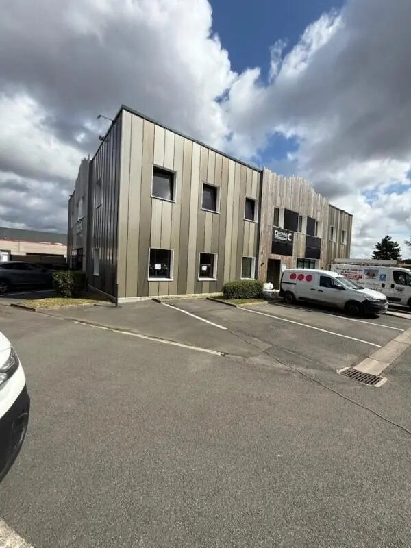 Office in VILLENEUVE-D'ASCQ for lease Building Photo- Image 1 of 4