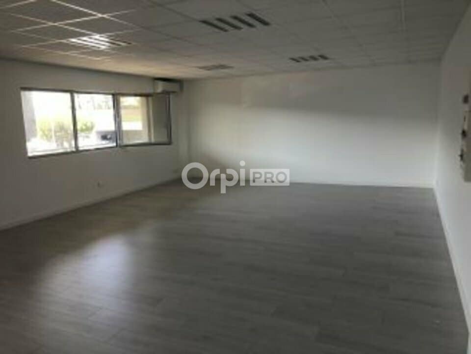 Office in Canéjan for lease Interior Photo- Image 1 of 7