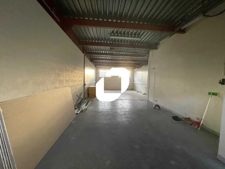 Flex in Lisses for lease - Interior Photo - Image 3 of 10