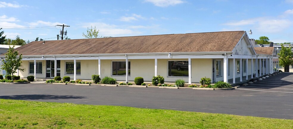 630 Washington Ave, North Haven, CT à vendre - Photo du bâtiment - Image 2 de 11