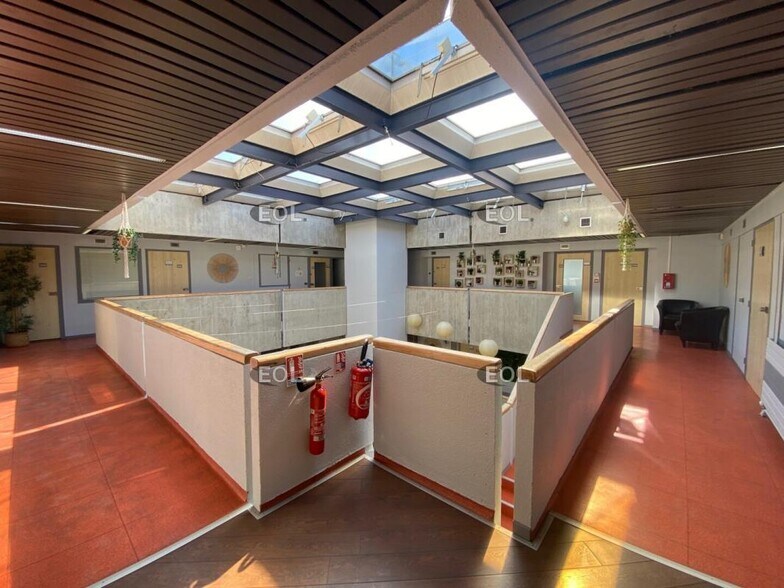 Office in Marseille for lease - Interior Photo - Image 3 of 7