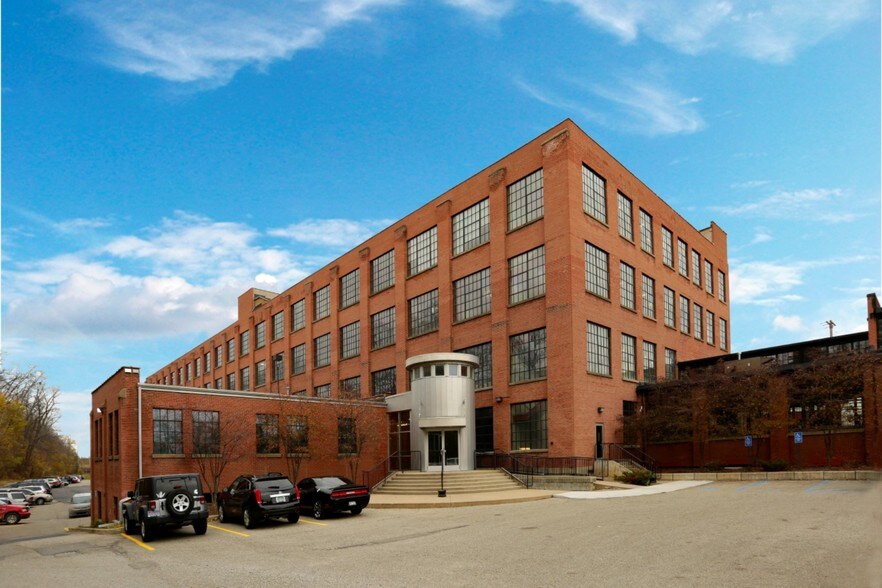 401 Hall St SW, Grand Rapids, MI à louer - Photo du bâtiment - Image 2 de 10