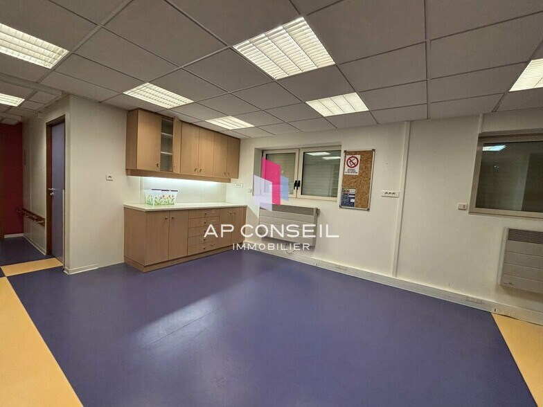 Office in Versailles for lease - Interior Photo - Image 3 of 12