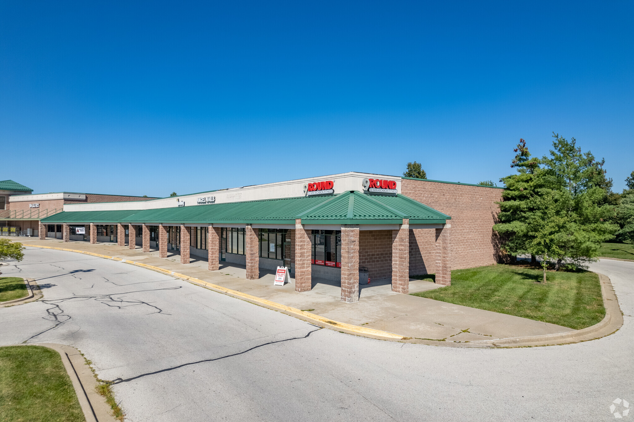 10203-10241 N Oak Tfwy, Kansas City, MO for lease Building Photo- Image 1 of 5