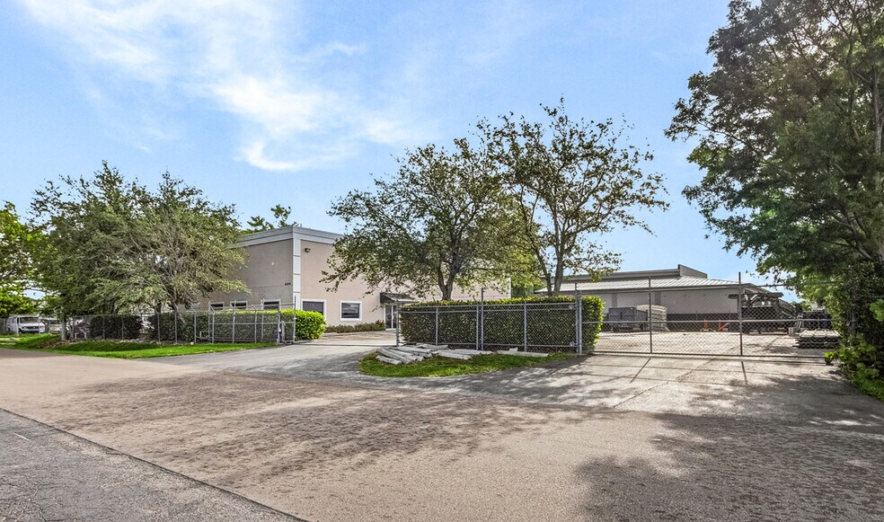 6204 Janes Ln, Naples, FL à vendre - Photo du bâtiment - Image 1 de 1