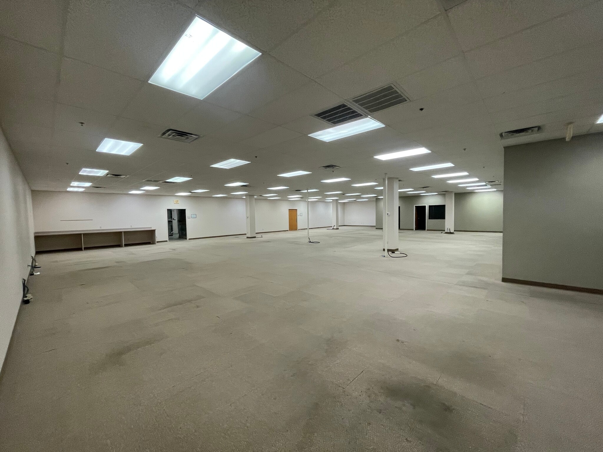 9797-10161 E Admiral Pl, Tulsa, OK à louer Photo du bâtiment- Image 1 de 5