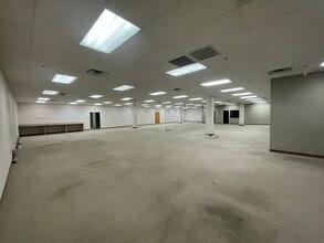 9797-10161 E Admiral Pl, Tulsa, OK à louer Photo du bâtiment- Image 1 de 5