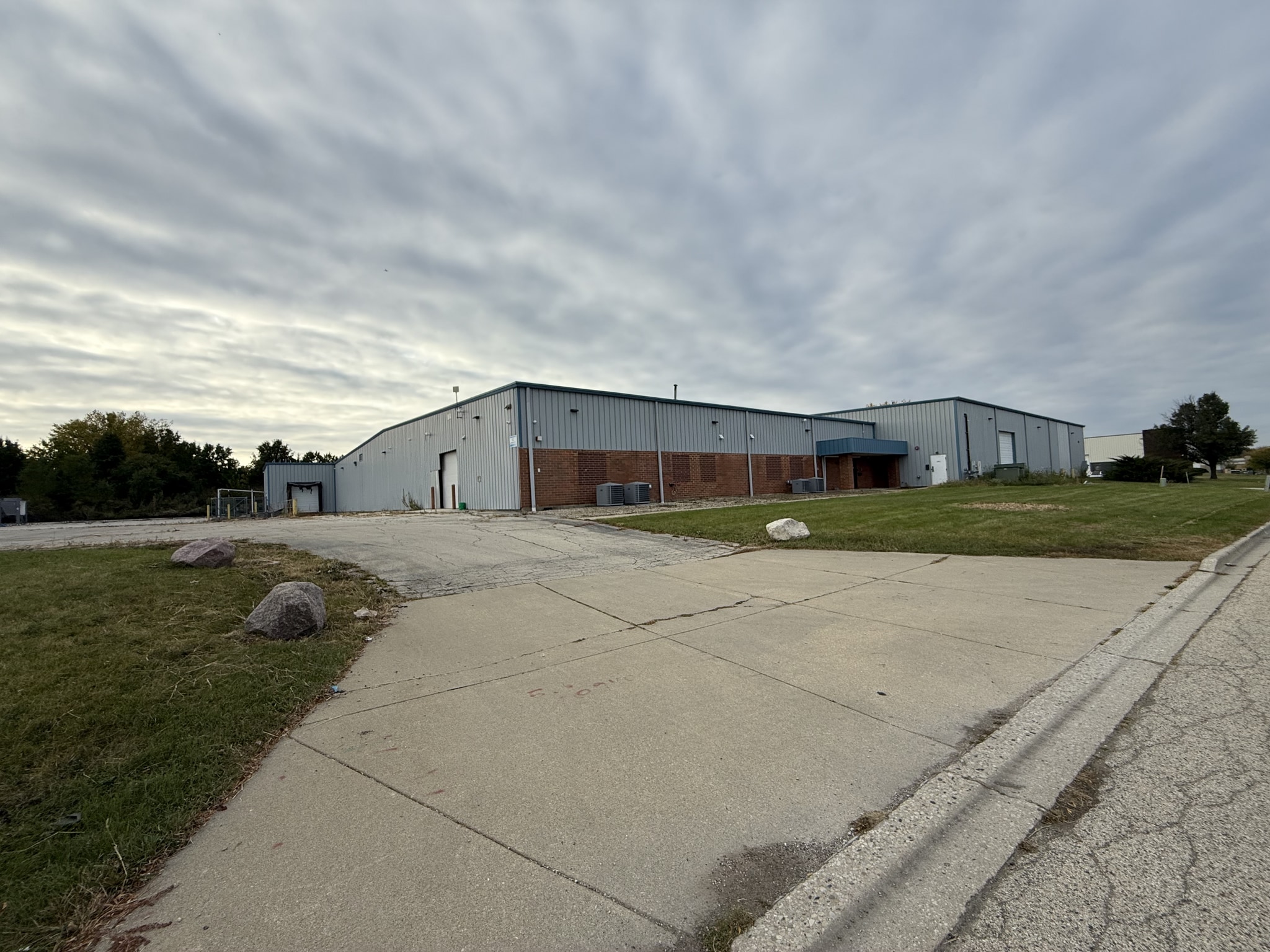 740 Schneider Dr, South Elgin, IL à vendre Photo du bâtiment- Image 1 de 69