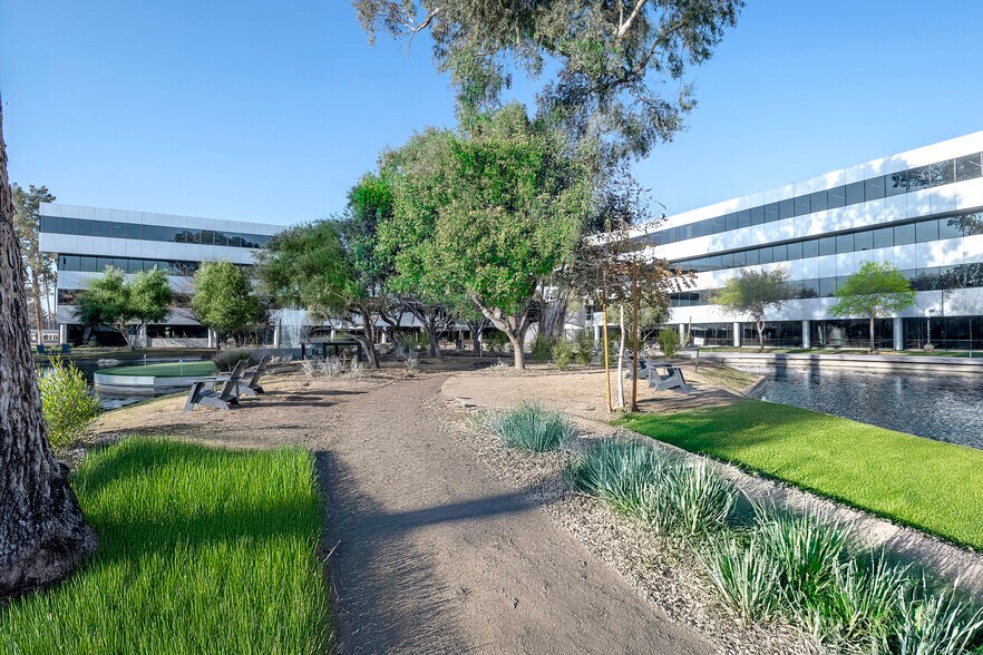 2111 E Highland Ave, Phoenix, AZ à louer - Photo du bâtiment - Image 1 de 11