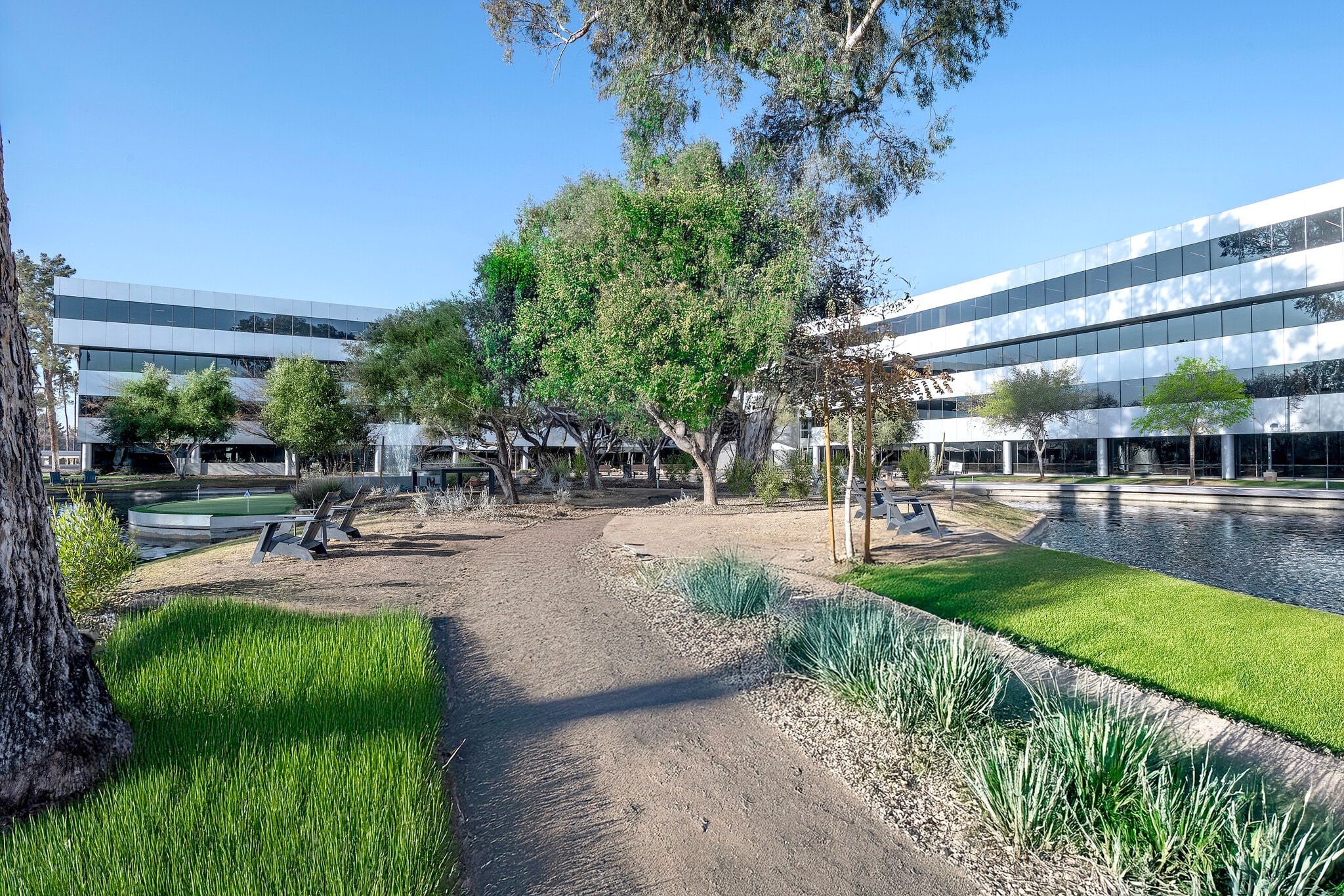 2111 E Highland Ave, Phoenix, AZ à louer Photo du bâtiment- Image 1 de 12