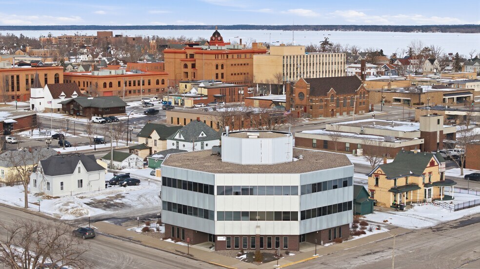 403 4TH St NW, Bemidji, MN à louer - Photo du bâtiment - Image 3 de 46