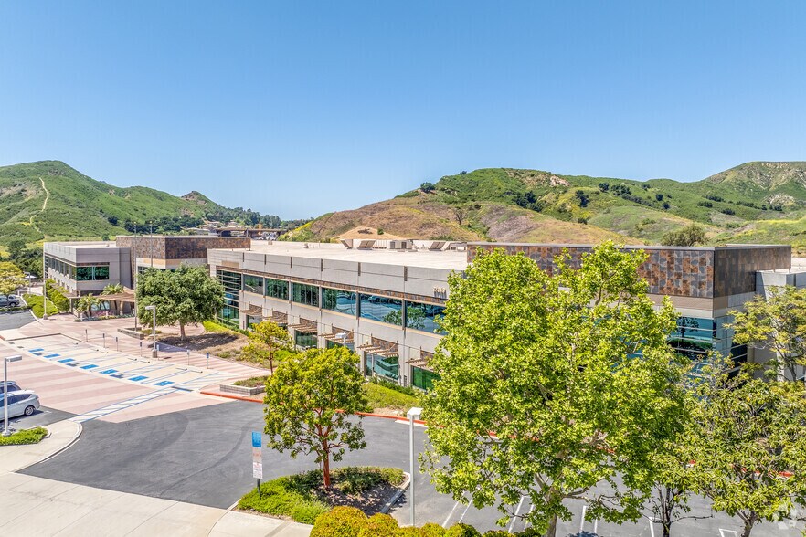 27349 Agoura Rd, Calabasas, CA à louer - Photo du bâtiment - Image 2 de 7