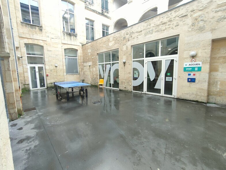 Office in Bordeaux for lease - Building Photo - Image 2 of 24