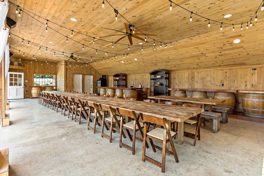 115 Cow Hill Rd, Clinton, CT for sale - Interior Photo - Image 3 of 40