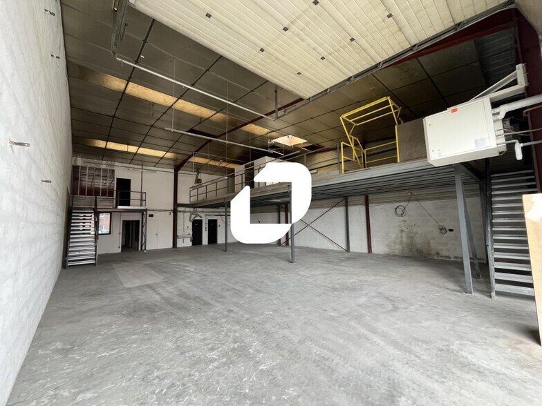 Flex in Vaulx-en-Velin for lease - Interior Photo - Image 2 of 10