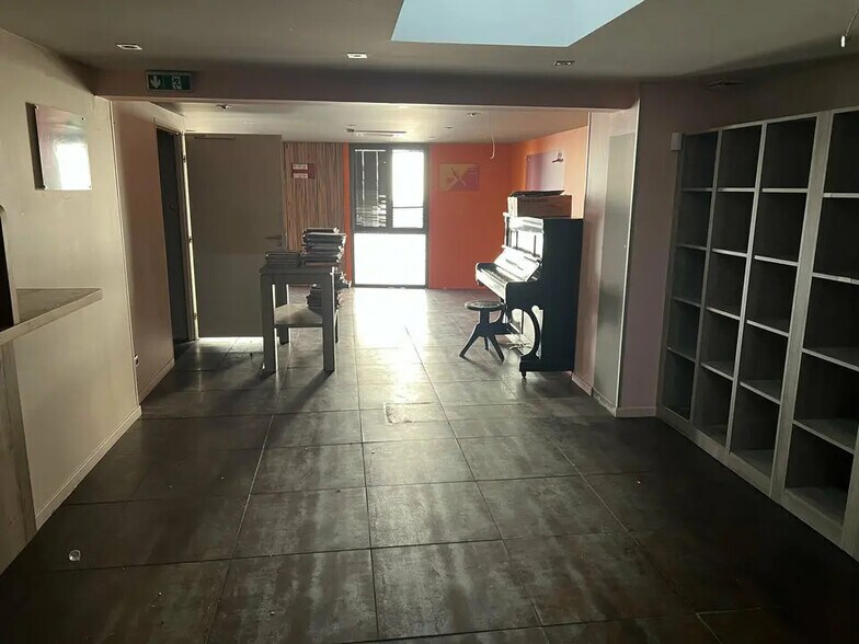 Commerce de détail dans Aix-en-Provence à louer - Photo du bâtiment - Image 3 de 4