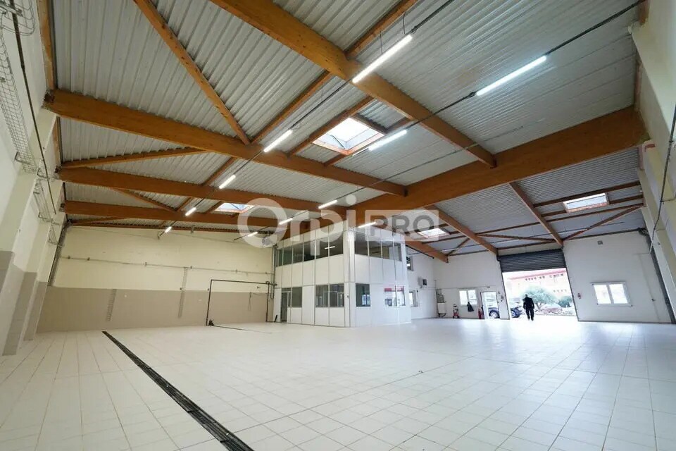 Bureau dans Décines-Charpieu à louer Photo du bâtiment- Image 1 de 24