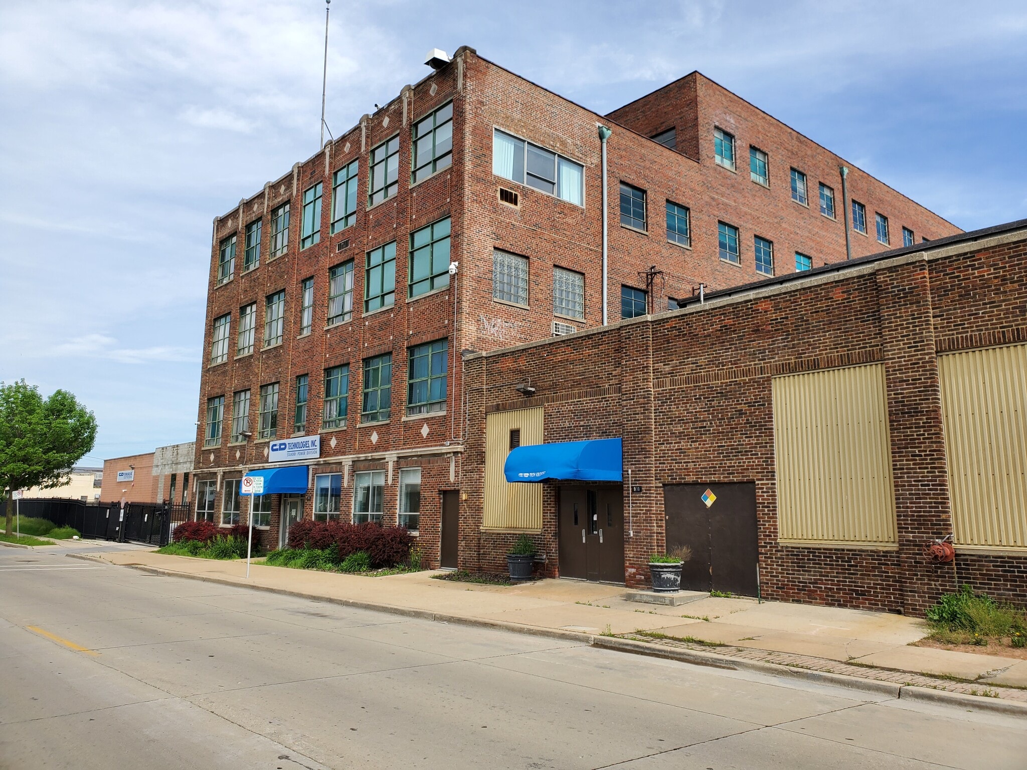Milwaukee Industrial Complex portfolio of 4 properties for sale on LoopNet.ca Primary Photo- Image 1 of 7