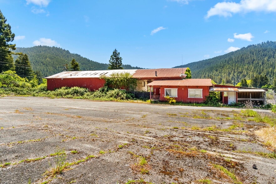 13026 Avenue of the Giants, Myers Flat, CA à vendre - Photo du bâtiment - Image 2 de 7