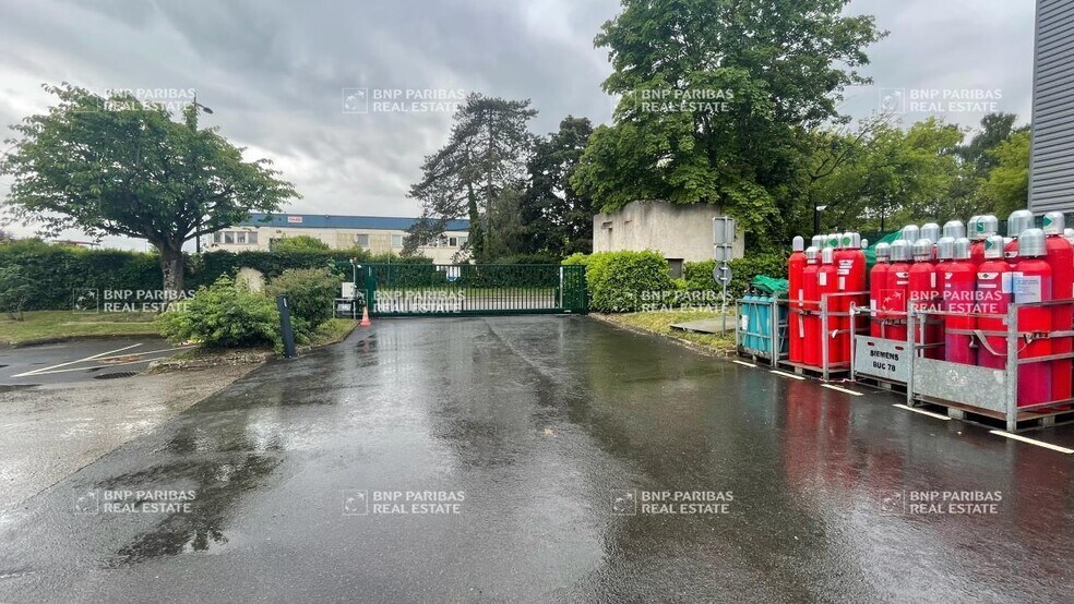 Local d'activités dans Buc à vendre - Photo du bâtiment - Image 3 de 25