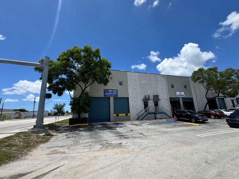 8700-8796 NW 100th St, Medley, FL à louer - Photo du bâtiment - Image 3 de 11
