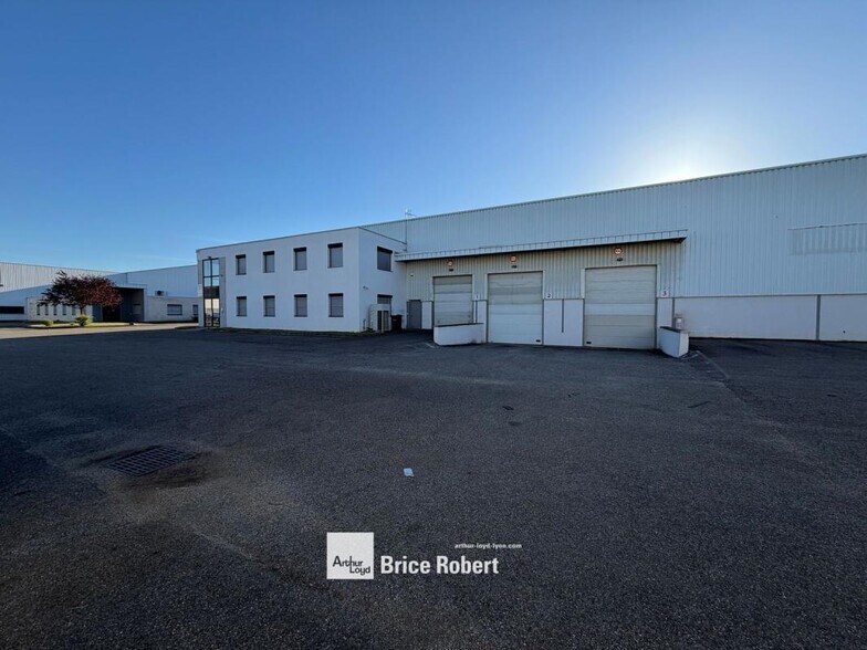 17 Rue Des Frères Lumière, Chassieu à vendre - Photo du bâtiment - Image 2 de 6