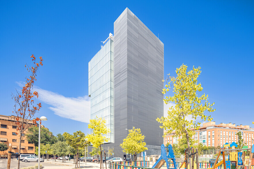 Calle de Amaltea, 32, Madrid, Madrid à louer - Photo du bâtiment - Image 3 de 3