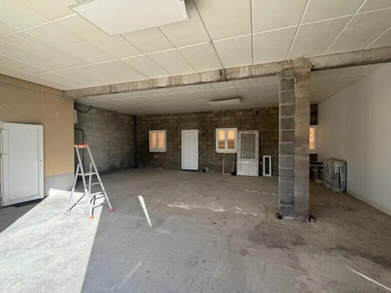 Flex in Lunel for lease - Interior Photo - Image 2 of 5