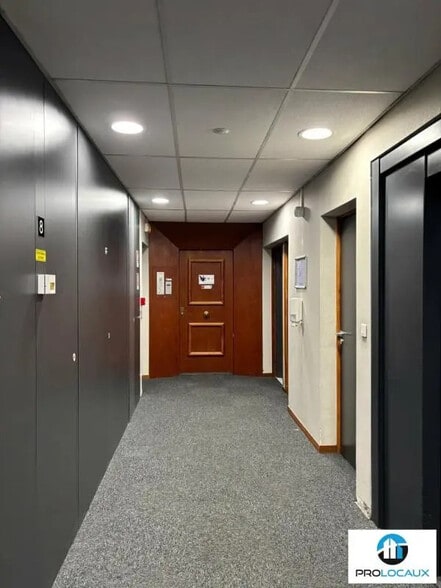 Office in Grenoble for lease - Building Photo - Image 2 of 10