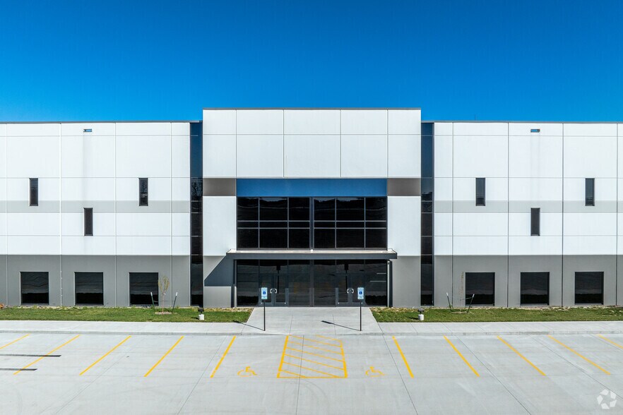 10300 Northpark Dr, Urbandale, IA à louer - Photo du bâtiment - Image 3 de 8