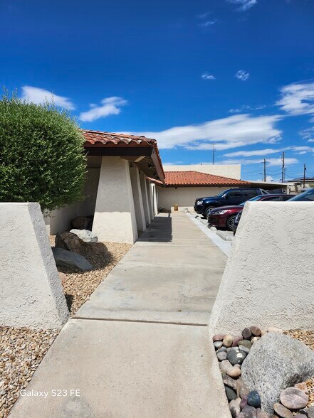 1945 Mesquite Ave, Lake Havasu City, AZ à louer - Photo du bâtiment - Image 3 de 9