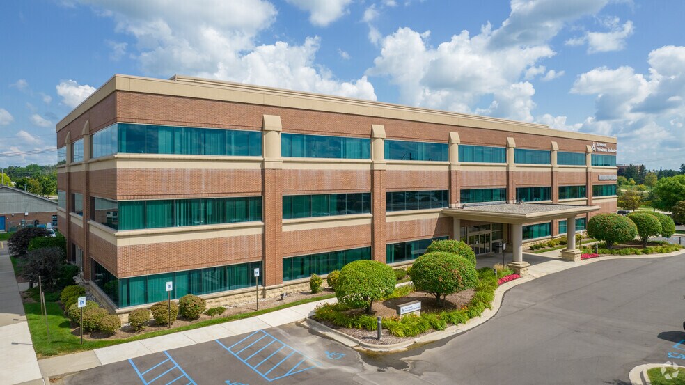 2251 N Squirrel Rd, Auburn Hills, MI à louer - Photo du bâtiment - Image 2 de 5