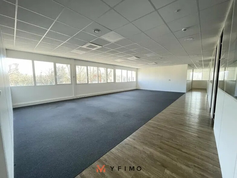 Office in Aubergenville for sale - Interior Photo - Image 3 of 6