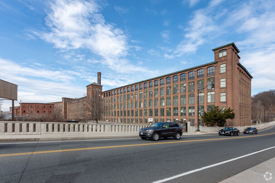 165 Front St, Chicopee, MA à vendre - Photo du bâtiment - Image 2 de 36