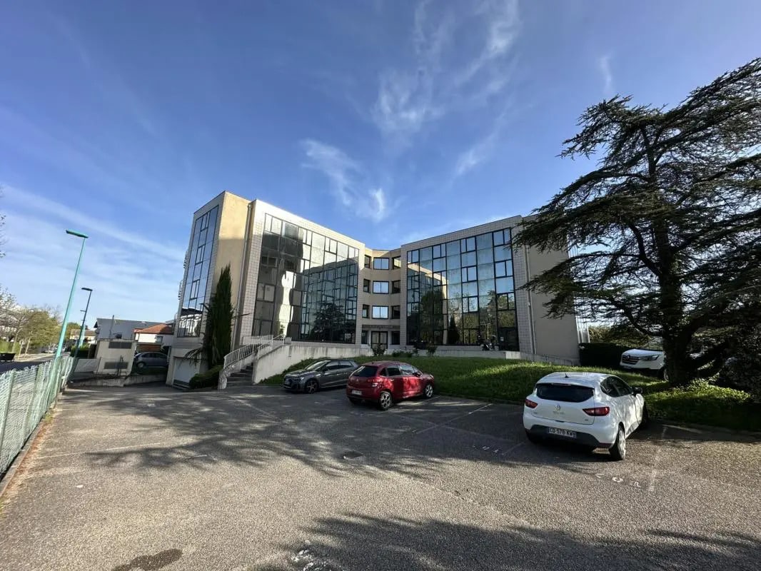 71 Chemin Du Moulin Carron, Écully à louer Photo du bâtiment- Image 1 de 6