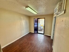 2125 W Pioneer Pky, Grand Prairie, TX à louer Photo intérieure- Image 2 de 5