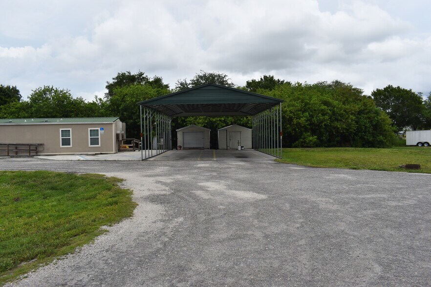 1893 90th Ave, Vero Beach, FL à louer - Photo du bâtiment - Image 2 de 21