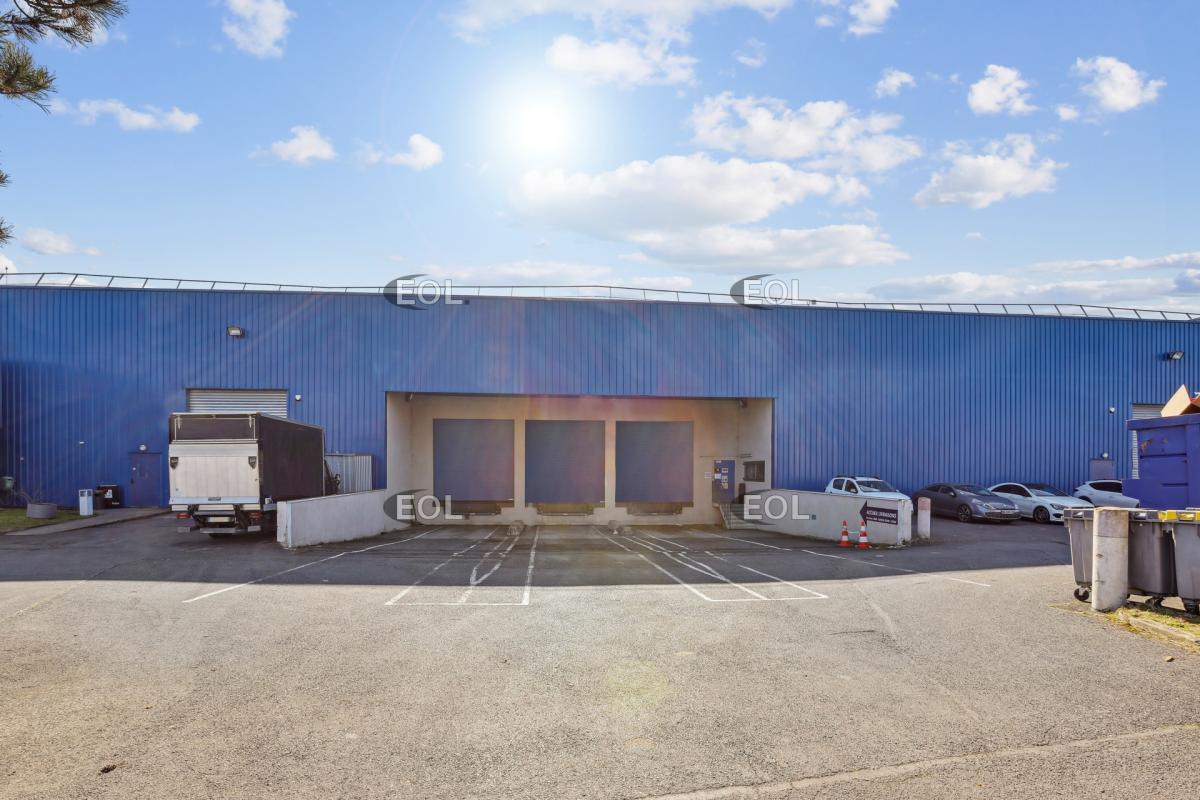 Flex in Gonesse for lease Building Photo- Image 1 of 14