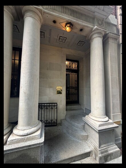 110 E 71st St, New York, NY à louer - Photo du bâtiment - Image 2 de 6