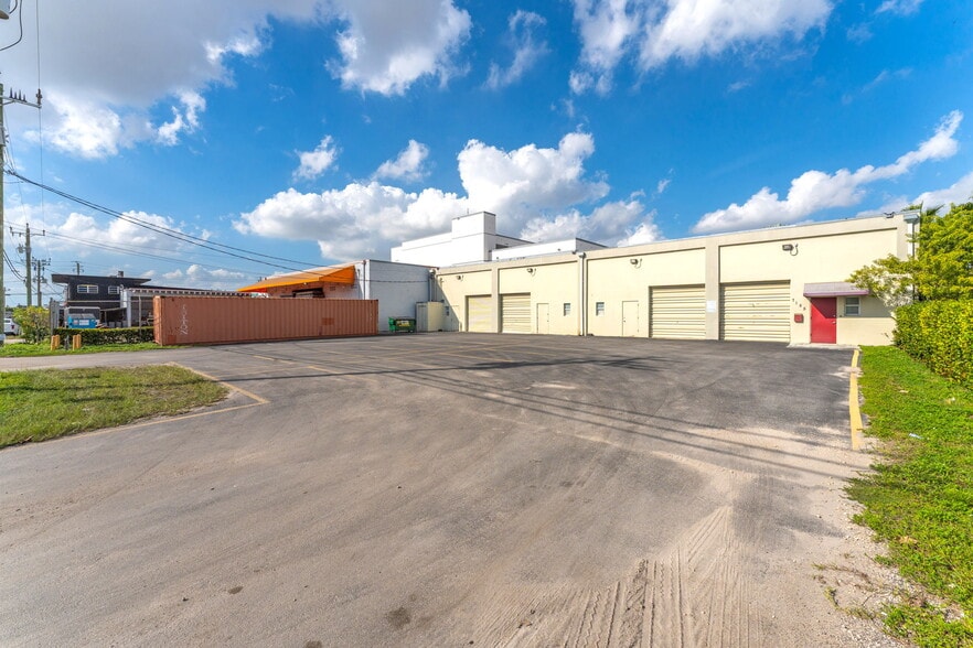 7155-7159 NW 77th Ter, Miami, FL à vendre - Photo du bâtiment - Image 3 de 60