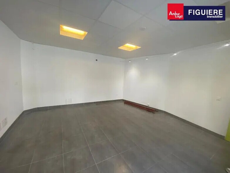 Retail in Arles for sale - Interior Photo - Image 2 of 10