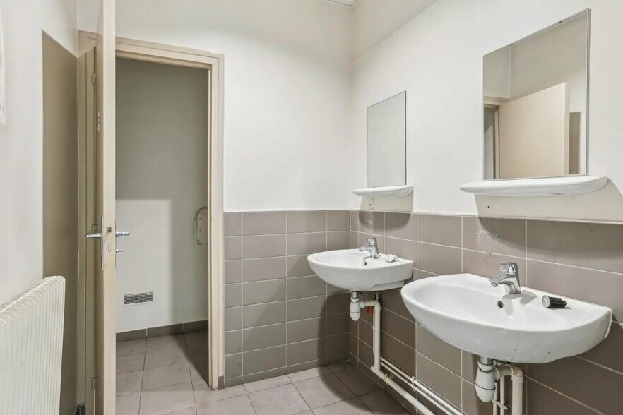 Bureau dans Les Lilas à vendre - Photo du bâtiment - Image 2 de 11