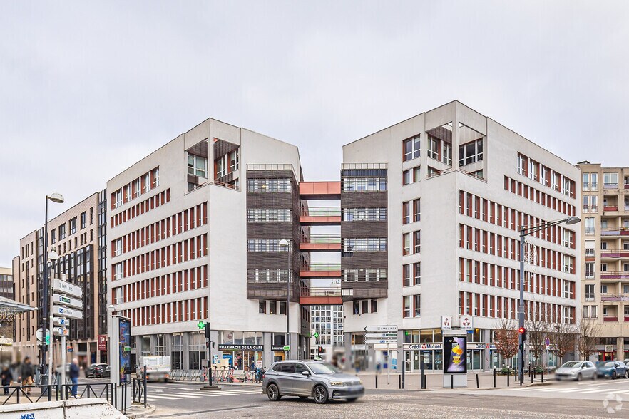 28-34 avenue du Centre, Montigny-le-Bretonneux for lease - Primary Photo - Image 1 of 5