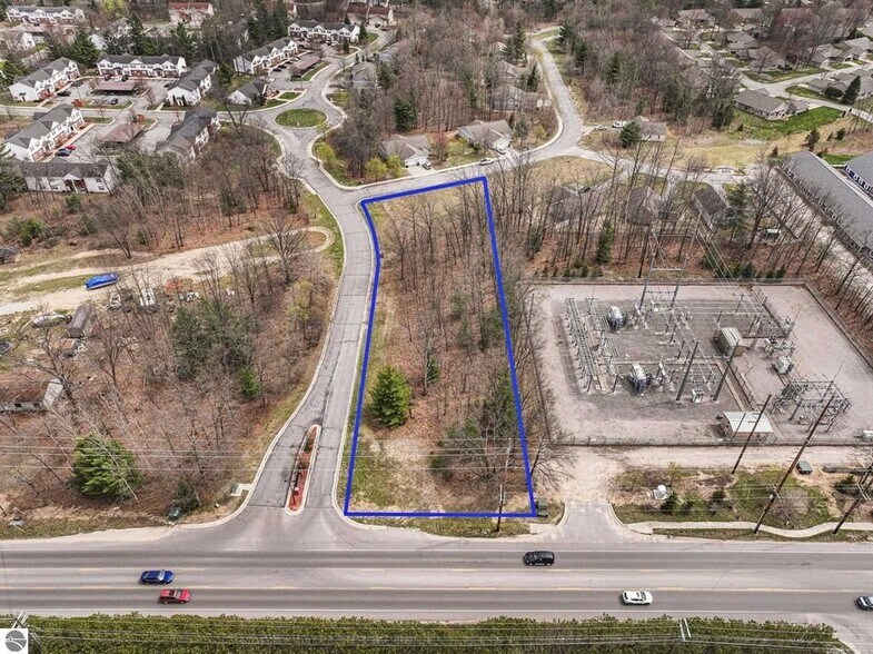 1 LaFranier rd, Traverse City, MI à vendre - Photo du bâtiment - Image 2 de 9