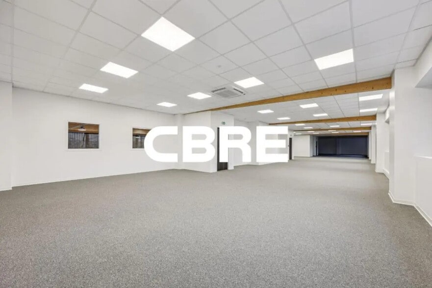 Flex in Lognes for lease - Interior Photo - Image 3 of 20