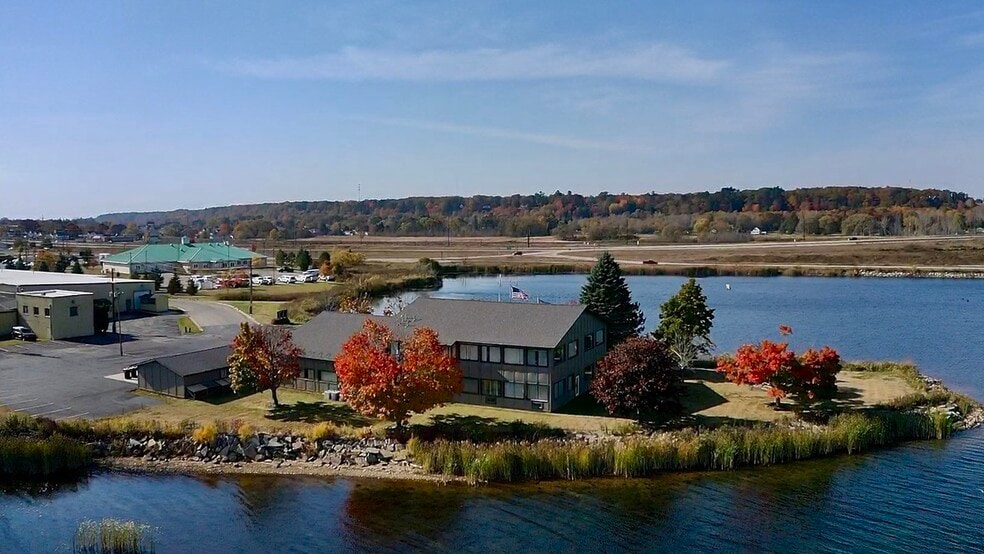 933 N 8th St, Gladstone, MI for lease - Building Photo - Image 2 of 4