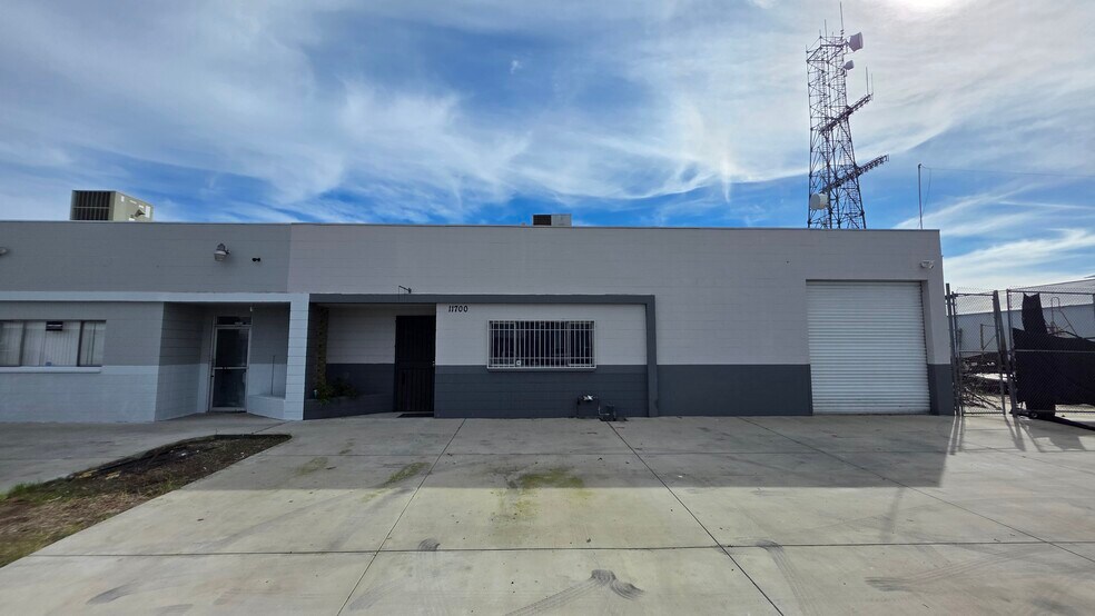 Prime OC Industrial Warehouses portefeuille de 2 propriétés à vendre sur LoopNet.ca - Photo du bâtiment - Image 2 de 22